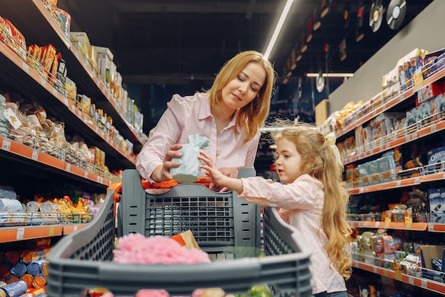 matka a dcera nakupují, potraviny, snížená sazba DPH